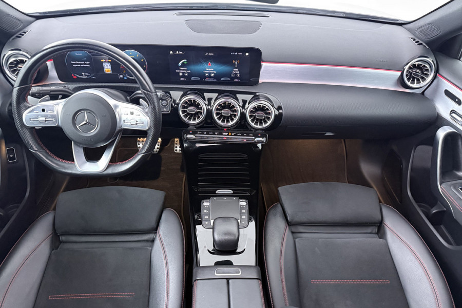 Mercedes-Benz A-Klasse 180 Business Solution AMG (PANORAMADAK, SFEERVERLICHTING, ELEKT. STOELEN, MULTIBEAM KOPLAMPEN, CAMERA)