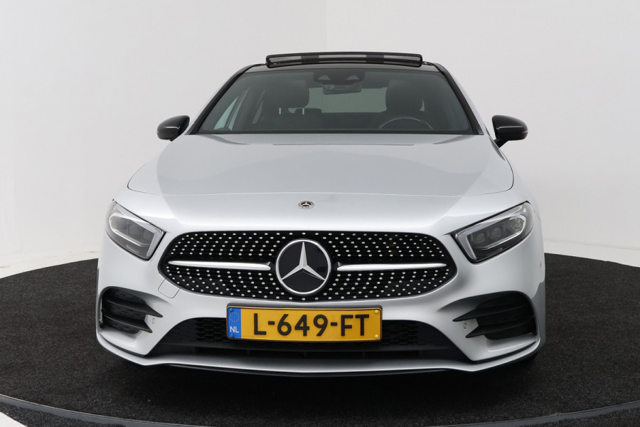 Mercedes-Benz A-Klasse 180 Business Solution AMG (PANORAMADAK, SFEERVERLICHTING, ELEKT. STOELEN, MULTIBEAM KOPLAMPEN, CAMERA)