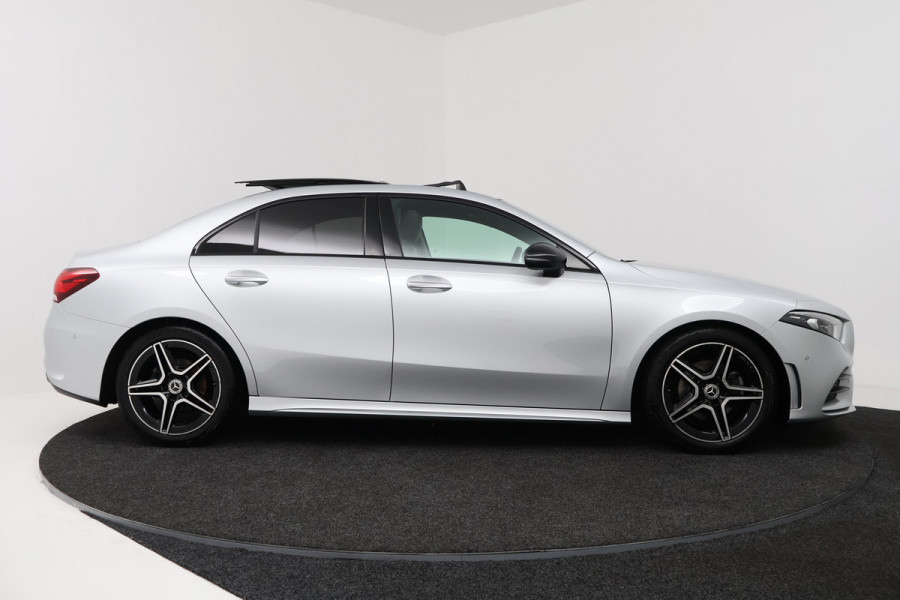 Mercedes-Benz A-Klasse 180 Business Solution AMG (PANORAMADAK, SFEERVERLICHTING, ELEKT. STOELEN, MULTIBEAM KOPLAMPEN, CAMERA)