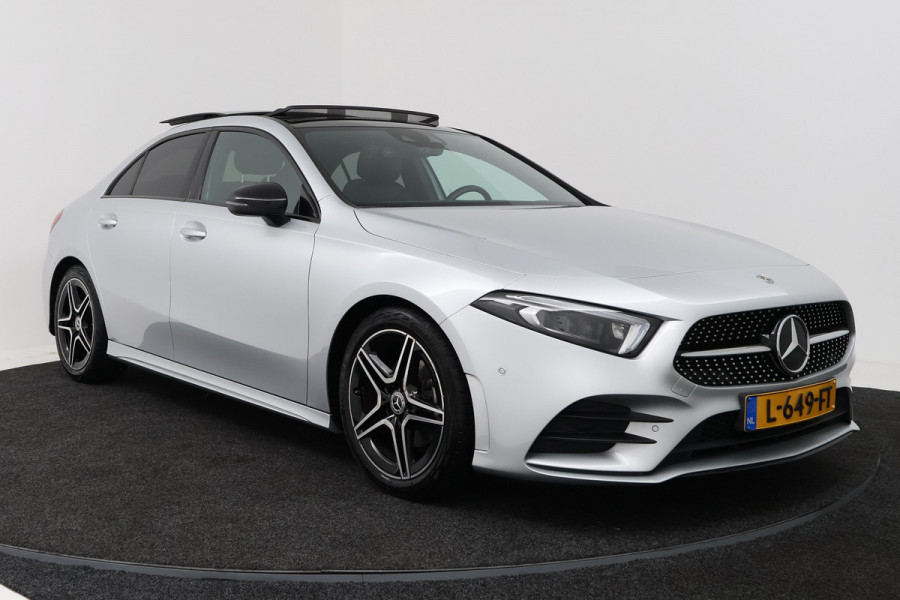 Mercedes-Benz A-Klasse 180 Business Solution AMG (PANORAMADAK, SFEERVERLICHTING, ELEKT. STOELEN, MULTIBEAM KOPLAMPEN, CAMERA)