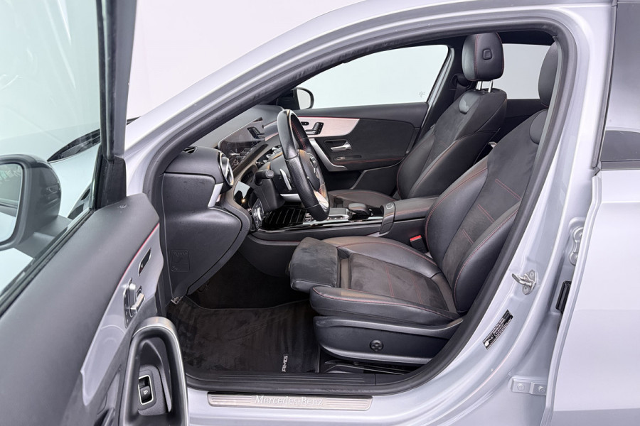 Mercedes-Benz A-Klasse 180 Business Solution AMG (PANORAMADAK, SFEERVERLICHTING, ELEKT. STOELEN, MULTIBEAM KOPLAMPEN, CAMERA)