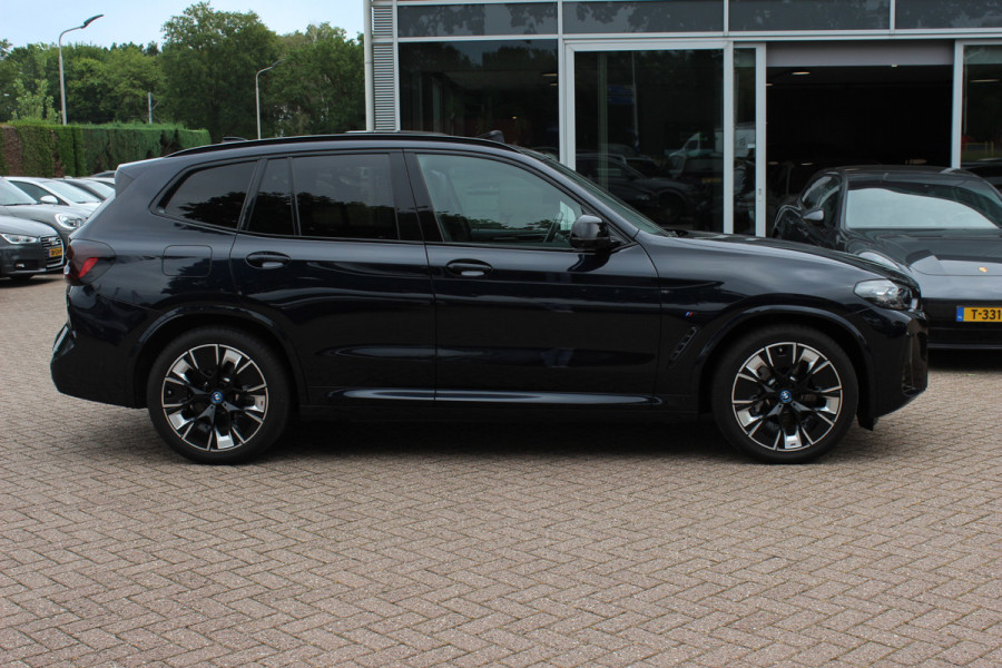 BMW iX3 High Executive 80 kWh / SoH 95,6% / Trekhaak / Panoramadak / 360Camera / Head-up / 20'' / Leder / Harman Kardon / Sfeerverlichting / Dodehoek / DAB / Stoelverwarming / ACC