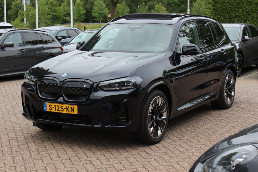 BMW iX3 High Executive 80 kWh / SoH 95,6% / Trekhaak / Panoramadak / 360Camera / Head-up / 20'' / Leder / Harman Kardon / Sfeerverlichting / Dodehoek / DAB / Stoelverwarming / ACC