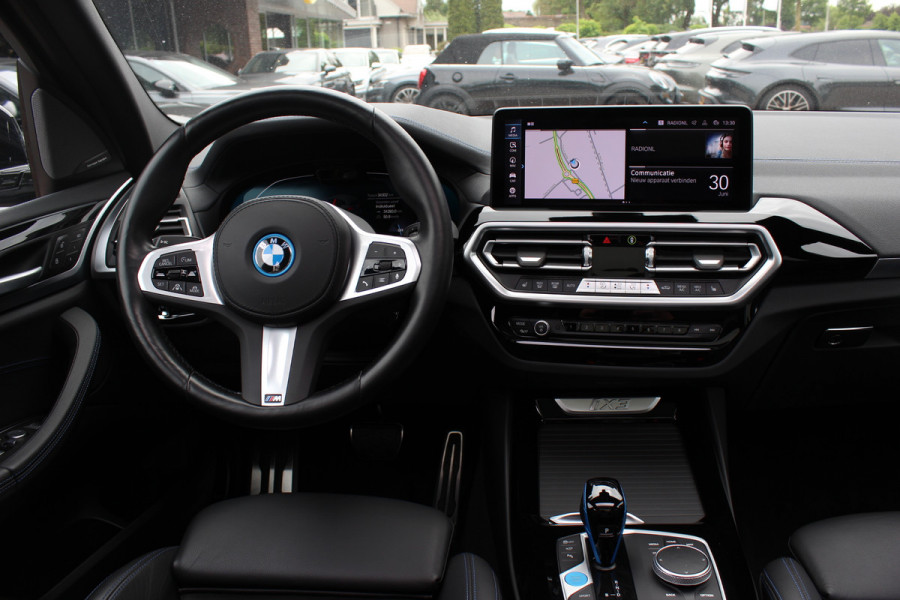 BMW iX3 High Executive 80 kWh / SoH 95,6% / Trekhaak / Panoramadak / 360Camera / Head-up / 20'' / Leder / Harman Kardon / Sfeerverlichting / Dodehoek / DAB / Stoelverwarming / ACC
