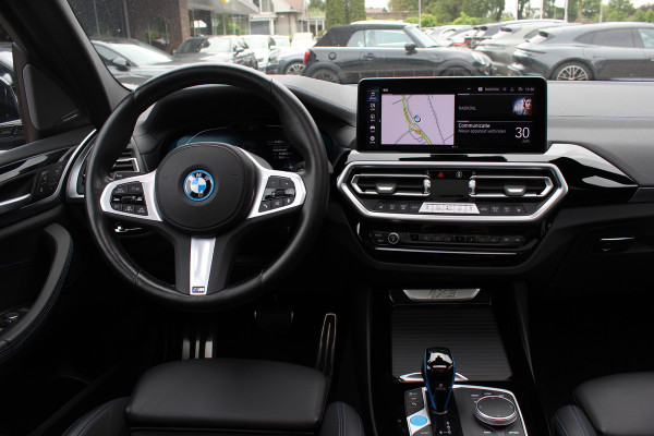 BMW iX3 High Executive 80 kWh / SoH 95,6% / Trekhaak / Panoramadak / 360Camera / Head-up / 20'' / Leder / Harman Kardon / Sfeerverlichting / Dodehoek / DAB / Stoelverwarming / ACC