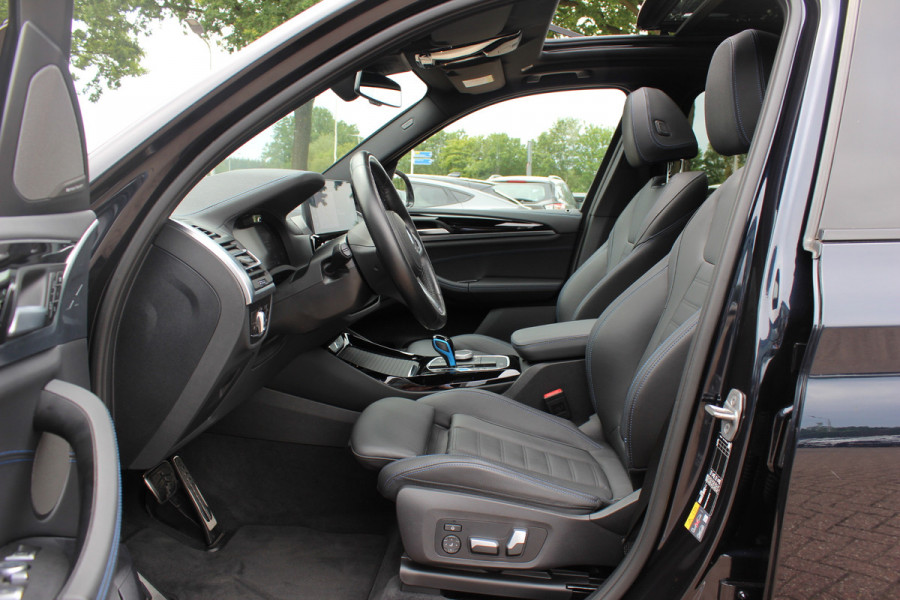 BMW iX3 High Executive 80 kWh / SoH 95,6% / Trekhaak / Panoramadak / 360Camera / Head-up / 20'' / Leder / Harman Kardon / Sfeerverlichting / Dodehoek / DAB / Stoelverwarming / ACC