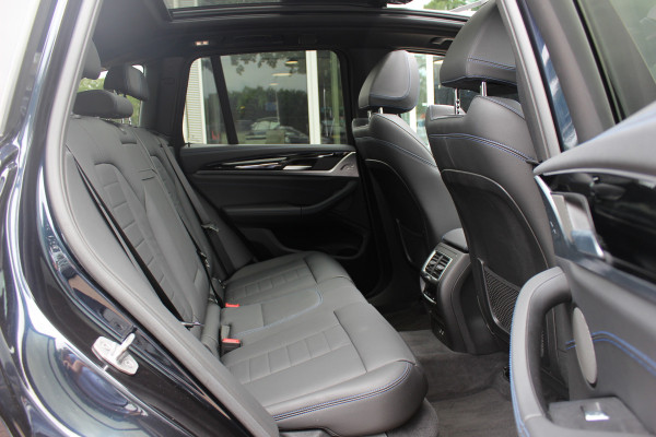 BMW iX3 High Executive 80 kWh / SoH 95,6% / Trekhaak / Panoramadak / 360Camera / Head-up / 20'' / Leder / Harman Kardon / Sfeerverlichting / Dodehoek / DAB / Stoelverwarming / ACC