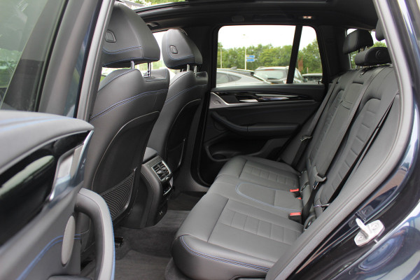 BMW iX3 High Executive 80 kWh / SoH 95,6% / Trekhaak / Panoramadak / 360Camera / Head-up / 20'' / Leder / Harman Kardon / Sfeerverlichting / Dodehoek / DAB / Stoelverwarming / ACC