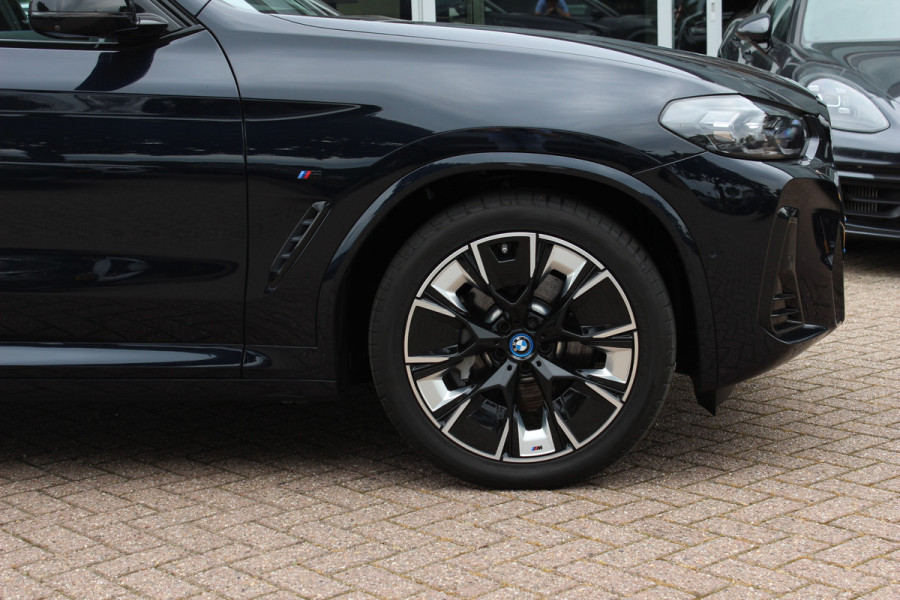 BMW iX3 High Executive 80 kWh / SoH 95,6% / Trekhaak / Panoramadak / 360Camera / Head-up / 20'' / Leder / Harman Kardon / Sfeerverlichting / Dodehoek / DAB / Stoelverwarming / ACC