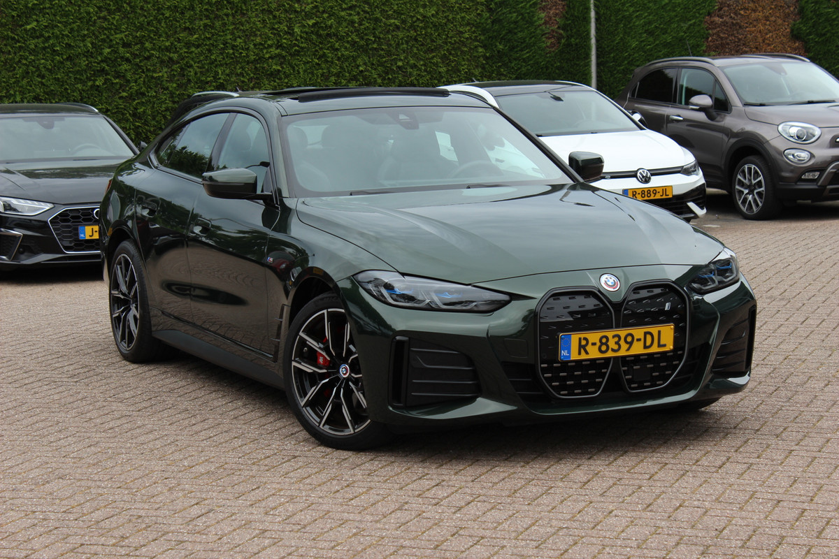BMW i4 eDrive40 High Executive 84 kWh / SoH 95% / Trekhaak / Schuifdak / Camera / Head-up / Leder / 19'' / CarPlay / Stoelverwarming / Sfeerverlichting / Dodehoek / ACC