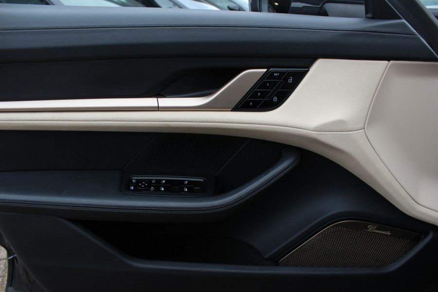 Porsche Taycan 4S Performance 84 kWh / SoH 93,3% / 1e Eign. / NL Auto / Panoramadak / 360Camera / Achterasbesturing / Burmester / Luchtvering / Keyless / 21'' / Sportdesign+Chrono / Stoel+Stuurverwarming / Dodehoek / DAB / Porsc