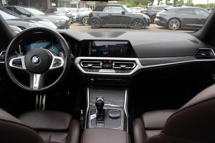 BMW 3 Serie Touring 330i High Exe. M Sport / Panoramadak / Camera / Leder / CarPlay / 19'' / Sportstoelen / Stoelverwarming / DAB / Cruise Control / Getint glas
