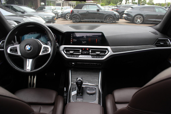 BMW 3 Serie Touring 330i High Exe. M Sport / Panoramadak / Camera / Leder / CarPlay / 19'' / Sportstoelen / Stoelverwarming / DAB / Cruise Control / Getint glas