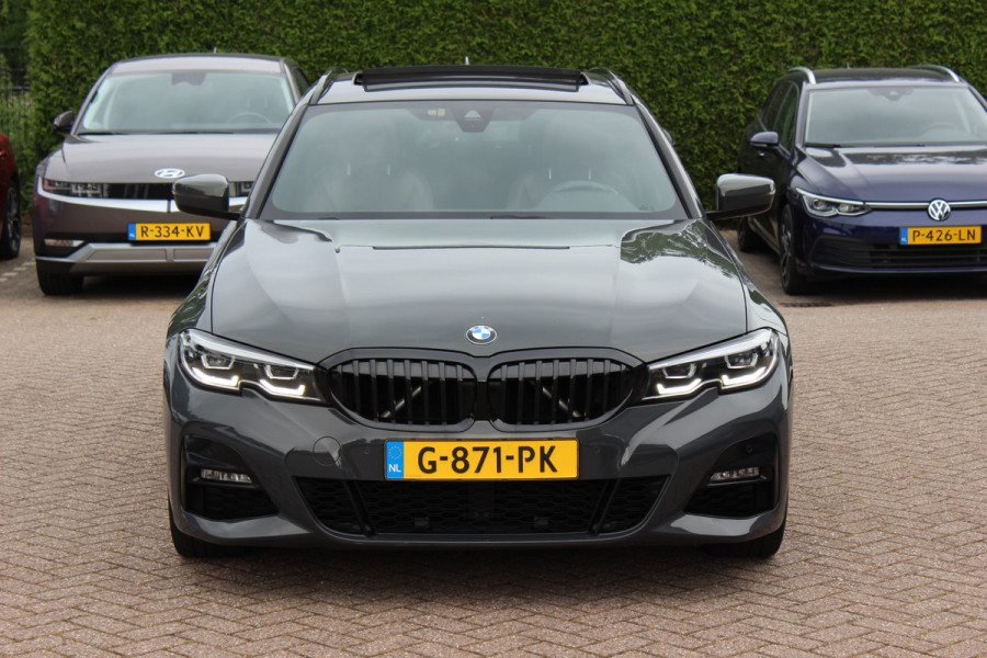 BMW 3 Serie Touring 330i High Exe. M Sport / Panoramadak / Camera / Leder / CarPlay / 19'' / Sportstoelen / Stoelverwarming / DAB / Cruise Control / Getint glas