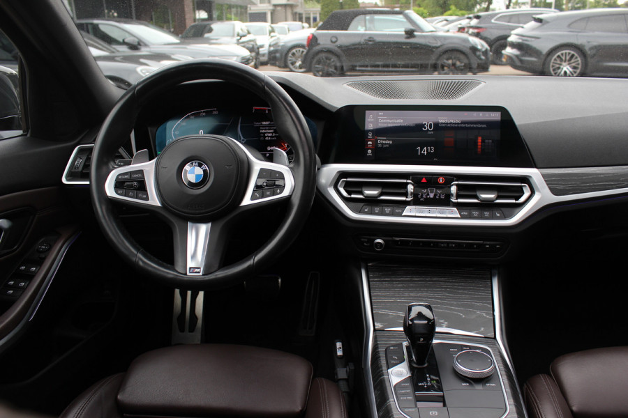 BMW 3 Serie Touring 330i High Exe. M Sport / Panoramadak / Camera / Leder / CarPlay / 19'' / Sportstoelen / Stoelverwarming / DAB / Cruise Control / Getint glas