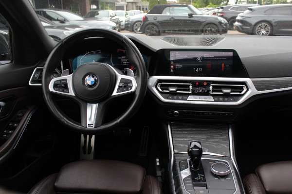 BMW 3 Serie Touring 330i High Exe. M Sport / Panoramadak / Camera / Leder / CarPlay / 19'' / Sportstoelen / Stoelverwarming / DAB / Cruise Control / Getint glas