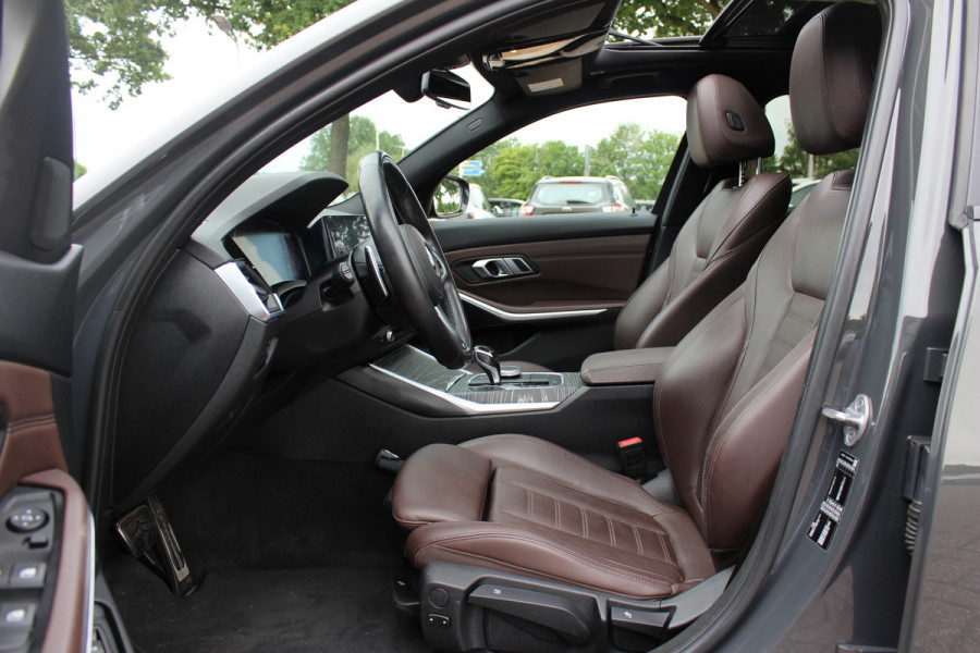 BMW 3 Serie Touring 330i High Exe. M Sport / Panoramadak / Camera / Leder / CarPlay / 19'' / Sportstoelen / Stoelverwarming / DAB / Cruise Control / Getint glas