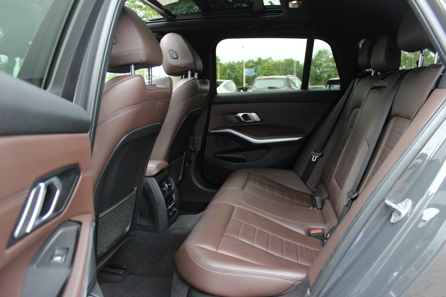 BMW 3 Serie Touring 330i High Exe. M Sport / Panoramadak / Camera / Leder / CarPlay / 19'' / Sportstoelen / Stoelverwarming / DAB / Cruise Control / Getint glas