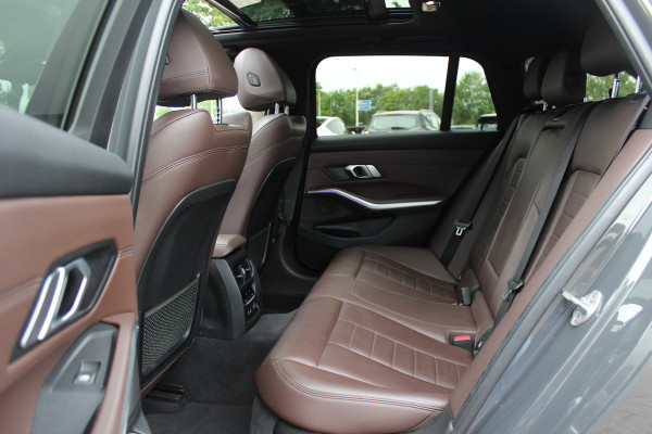 BMW 3 Serie Touring 330i High Exe. M Sport / Panoramadak / Camera / Leder / CarPlay / 19'' / Sportstoelen / Stoelverwarming / DAB / Cruise Control / Getint glas