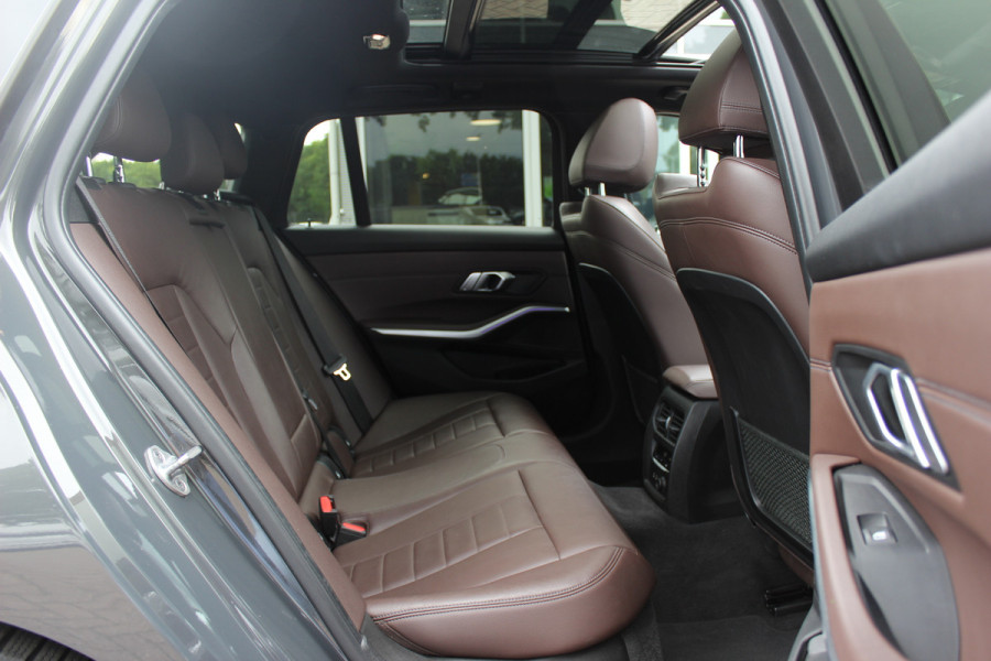 BMW 3 Serie Touring 330i High Exe. M Sport / Panoramadak / Camera / Leder / CarPlay / 19'' / Sportstoelen / Stoelverwarming / DAB / Cruise Control / Getint glas