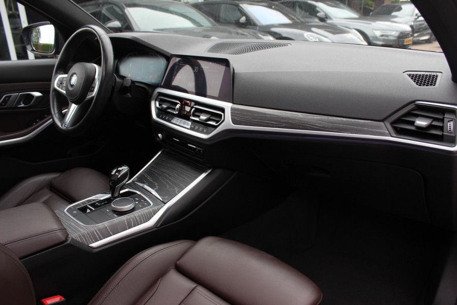 BMW 3 Serie Touring 330i High Exe. M Sport / Panoramadak / Camera / Leder / CarPlay / 19'' / Sportstoelen / Stoelverwarming / DAB / Cruise Control / Getint glas