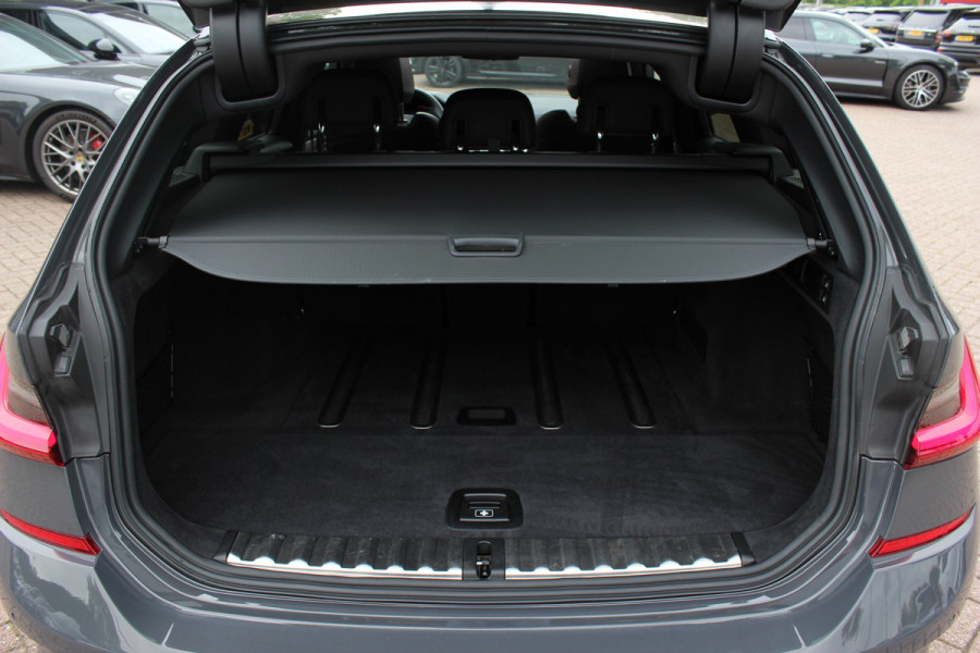 BMW 3 Serie Touring 330i High Exe. M Sport / Panoramadak / Camera / Leder / CarPlay / 19'' / Sportstoelen / Stoelverwarming / DAB / Cruise Control / Getint glas