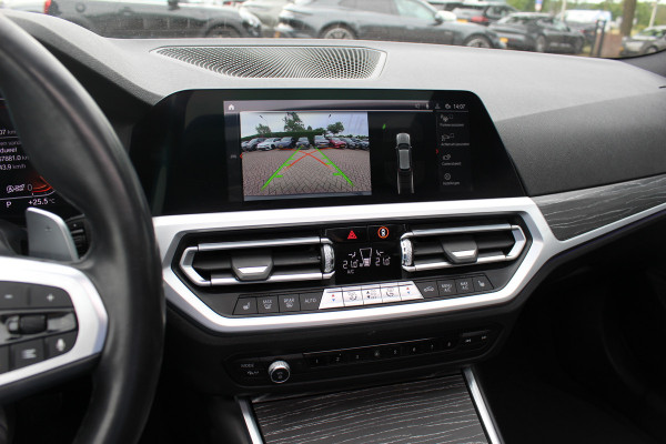 BMW 3 Serie Touring 330i High Exe. M Sport / Panoramadak / Camera / Leder / CarPlay / 19'' / Sportstoelen / Stoelverwarming / DAB / Cruise Control / Getint glas
