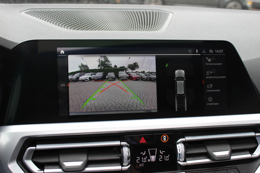 BMW 3 Serie Touring 330i High Exe. M Sport / Panoramadak / Camera / Leder / CarPlay / 19'' / Sportstoelen / Stoelverwarming / DAB / Cruise Control / Getint glas