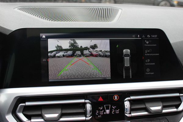 BMW 3 Serie Touring 330i High Exe. M Sport / Panoramadak / Camera / Leder / CarPlay / 19'' / Sportstoelen / Stoelverwarming / DAB / Cruise Control / Getint glas