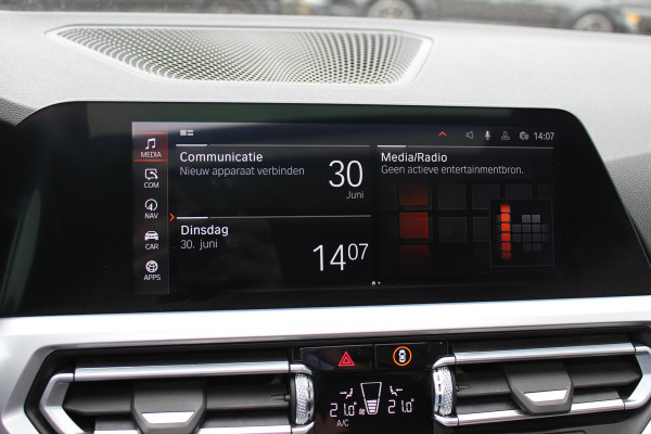 BMW 3 Serie Touring 330i High Exe. M Sport / Panoramadak / Camera / Leder / CarPlay / 19'' / Sportstoelen / Stoelverwarming / DAB / Cruise Control / Getint glas