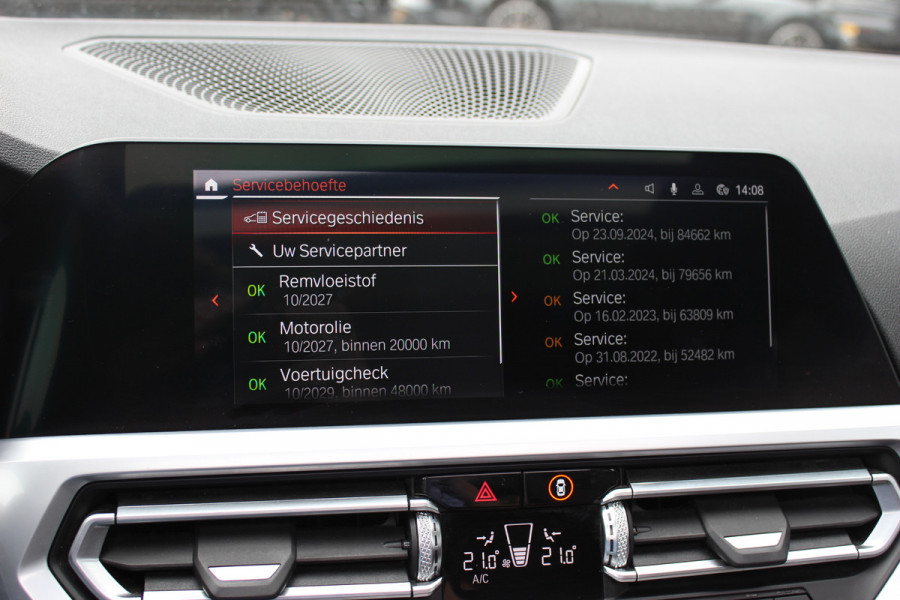 BMW 3 Serie Touring 330i High Exe. M Sport / Panoramadak / Camera / Leder / CarPlay / 19'' / Sportstoelen / Stoelverwarming / DAB / Cruise Control / Getint glas