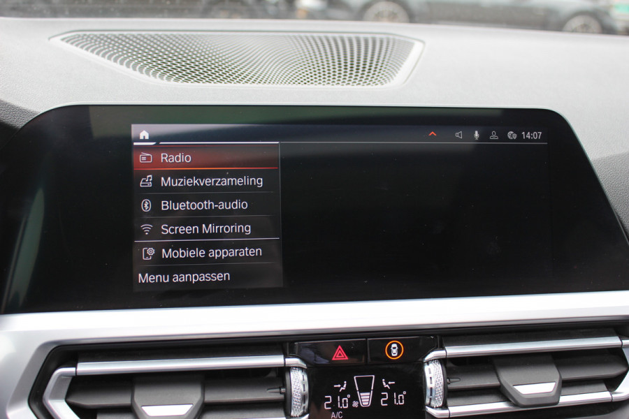 BMW 3 Serie Touring 330i High Exe. M Sport / Panoramadak / Camera / Leder / CarPlay / 19'' / Sportstoelen / Stoelverwarming / DAB / Cruise Control / Getint glas