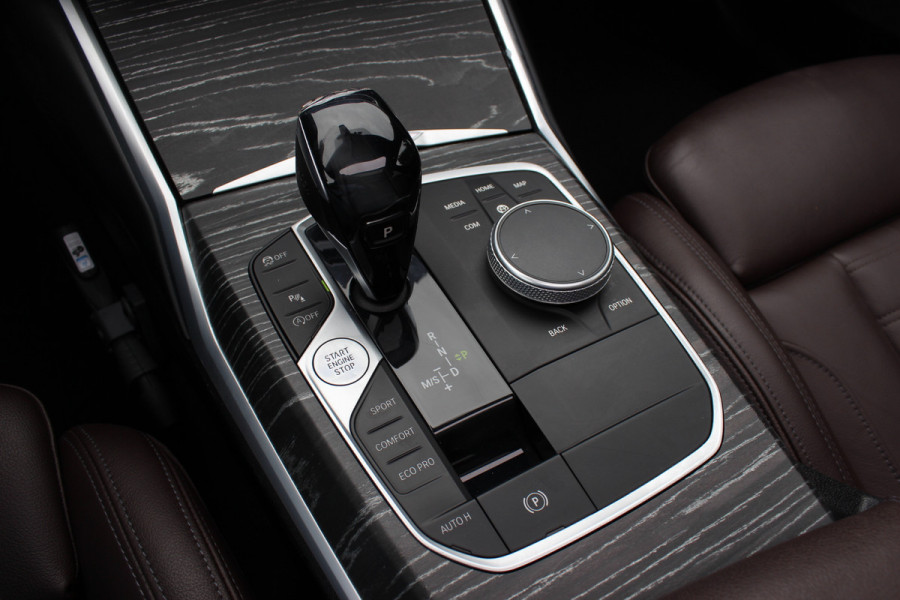 BMW 3 Serie Touring 330i High Exe. M Sport / Panoramadak / Camera / Leder / CarPlay / 19'' / Sportstoelen / Stoelverwarming / DAB / Cruise Control / Getint glas