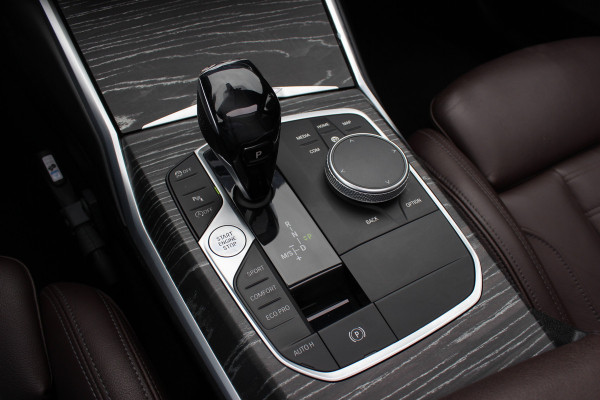 BMW 3 Serie Touring 330i High Exe. M Sport / Panoramadak / Camera / Leder / CarPlay / 19'' / Sportstoelen / Stoelverwarming / DAB / Cruise Control / Getint glas