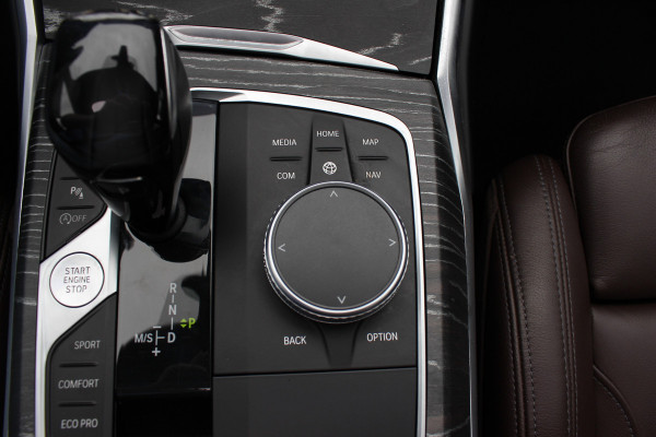 BMW 3 Serie Touring 330i High Exe. M Sport / Panoramadak / Camera / Leder / CarPlay / 19'' / Sportstoelen / Stoelverwarming / DAB / Cruise Control / Getint glas
