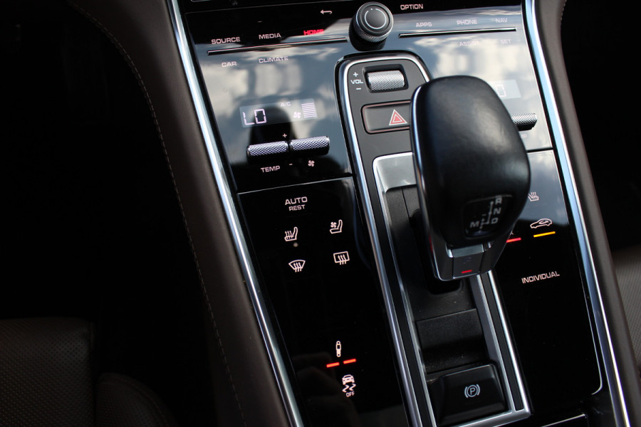 Porsche Panamera Sport Turismo 2.9 4 E-Hybrid / Panoramadak / 360Camera / Head-up / Softclose / Sportdesign+Chrono / 21'' / Sportuitlaat / Bose / Keyless / Stoelverwarming 4x / Stoelventilatie / Stuurverwarming / Dodehoek / DAB / ACC