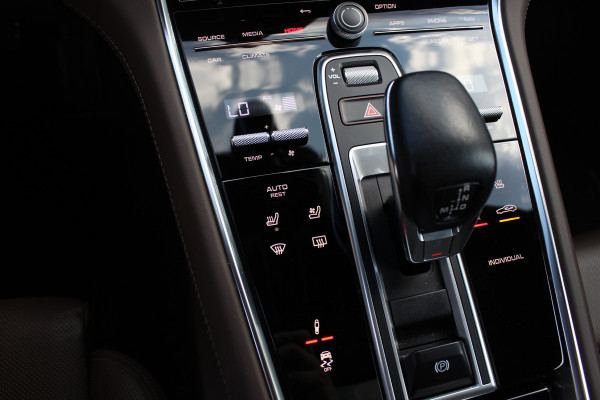Porsche Panamera Sport Turismo 2.9 4 E-Hybrid / Panoramadak / 360Camera / Head-up / Softclose / Sportdesign+Chrono / 21'' / Sportuitlaat / Bose / Keyless / Stoelverwarming 4x / Stoelventilatie / Stuurverwarming / Dodehoek / DAB / ACC