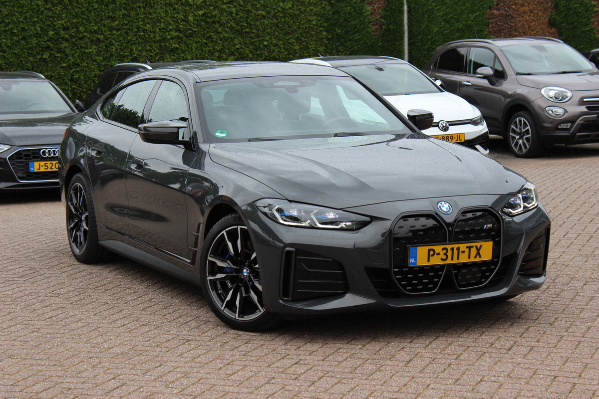 BMW i4 M50 High Executive 84 kWh / SoH 96,6% / 360Camera / Head-up / Leder / Harman Kardon / Carbon intr.+extr. / 19'' / CarPlay / Stoelverwarming / Dodehoek / DAB / Cruise Control Adaptief