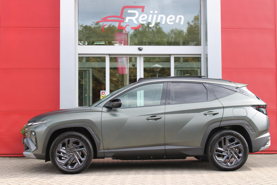 Hyundai Tucson 1.6 T-GDI PHEV 252PK 20TH ANNIVERSARY+SKY *NIEUW* | PANORAMISCH SCHUIF/KANTELDAK | STUUR / STOELVERWARMING | FULL LED KOPLAMPEN | HALF ALCANTARA / LEDER 20TH ANNIVERSARY DESIGN MET GROENE STIKSELS | NAVIGATIE | ADAPTIVE CRUISE CONTROL | DRAADLOOS APPLE CARPLAY / ANDROID AUTO | DRAADLOOS TELEFOONLADER | ELEKTRISCH BEDIENBARE ACHTERKLEP | DODEHOEK DETECTIE | 3 FASE CLIMATE CONTROL | KRELL PREMIUM AUDIO | 19"INCH 20TH ANNIVERSARY VELGEN | ZONWERING IN ACHTER PORTIEREN | PINE GREEN MATTE METALLIC LAK | DEURLIJSTEN MET LUXE AFWERKING | DAKRAILS ZWART |