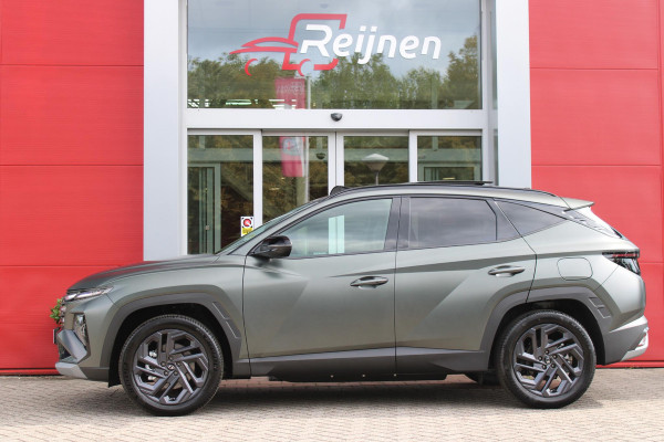 Hyundai Tucson 1.6 T-GDI PHEV 252PK 20TH ANNIVERSARY+SKY *NIEUW* | PANORAMISCH SCHUIF/KANTELDAK | STUUR / STOELVERWARMING | FULL LED KOPLAMPEN | HALF ALCANTARA / LEDER 20TH ANNIVERSARY DESIGN MET GROENE STIKSELS | NAVIGATIE | ADAPTIVE CRUISE CONTROL | DRAADLOOS APPLE CARPLAY / ANDROID AUTO | DRAADLOOS TELEFOONLADER | ELEKTRISCH BEDIENBARE ACHTERKLEP | DODEHOEK DETECTIE | 3 FASE CLIMATE CONTROL | KRELL PREMIUM AUDIO | 19"INCH 20TH ANNIVERSARY VELGEN | ZONWERING IN ACHTER PORTIEREN | PINE GREEN MATTE METALLIC LAK | DEURLIJSTEN MET LUXE AFWERKING | DAKRAILS ZWART |