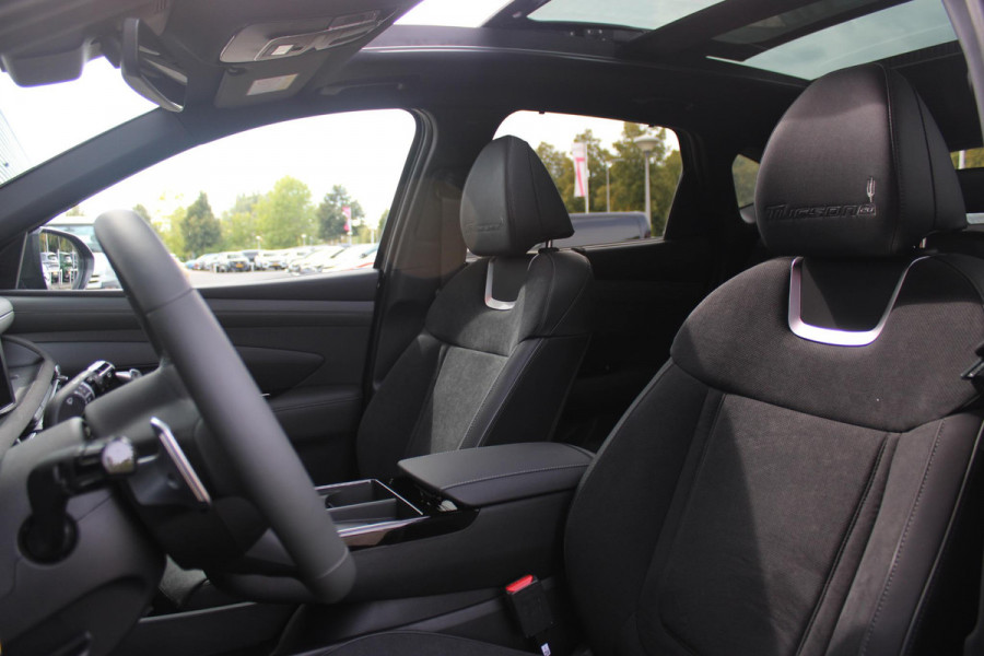 Hyundai Tucson 1.6 T-GDI PHEV 252PK 20TH ANNIVERSARY+SKY *NIEUW* | PANORAMISCH SCHUIF/KANTELDAK | STUUR / STOELVERWARMING | FULL LED KOPLAMPEN | HALF ALCANTARA / LEDER 20TH ANNIVERSARY DESIGN MET GROENE STIKSELS | NAVIGATIE | ADAPTIVE CRUISE CONTROL | DRAADLOOS APPLE CARPLAY / ANDROID AUTO | DRAADLOOS TELEFOONLADER | ELEKTRISCH BEDIENBARE ACHTERKLEP | DODEHOEK DETECTIE | 3 FASE CLIMATE CONTROL | KRELL PREMIUM AUDIO | 19"INCH 20TH ANNIVERSARY VELGEN | ZONWERING IN ACHTER PORTIEREN | PINE GREEN MATTE METALLIC LAK | DEURLIJSTEN MET LUXE AFWERKING | DAKRAILS ZWART |