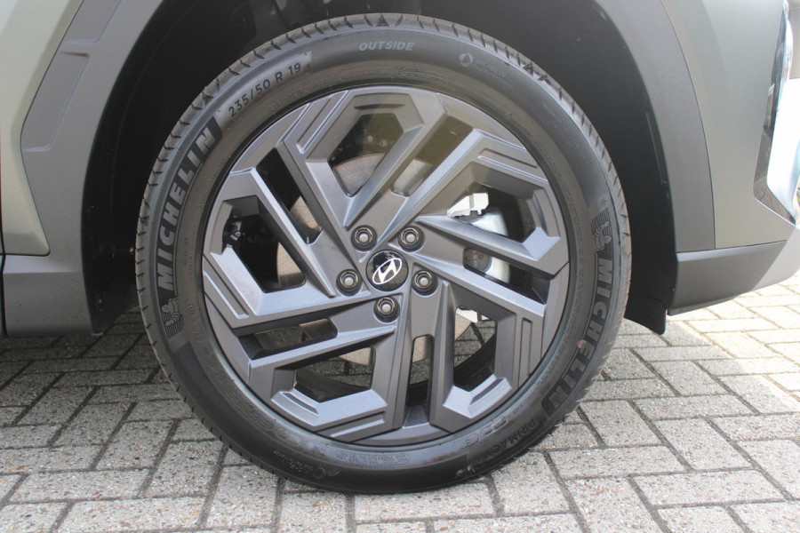 Hyundai Tucson 1.6 T-GDI PHEV 252PK 20TH ANNIVERSARY+SKY *NIEUW* | PANORAMISCH SCHUIF/KANTELDAK | STUUR / STOELVERWARMING | FULL LED KOPLAMPEN | HALF ALCANTARA / LEDER 20TH ANNIVERSARY DESIGN MET GROENE STIKSELS | NAVIGATIE | ADAPTIVE CRUISE CONTROL | DRAADLOOS APPLE CARPLAY / ANDROID AUTO | DRAADLOOS TELEFOONLADER | ELEKTRISCH BEDIENBARE ACHTERKLEP | DODEHOEK DETECTIE | 3 FASE CLIMATE CONTROL | KRELL PREMIUM AUDIO | 19"INCH 20TH ANNIVERSARY VELGEN | ZONWERING IN ACHTER PORTIEREN | PINE GREEN MATTE METALLIC LAK | DEURLIJSTEN MET LUXE AFWERKING | DAKRAILS ZWART |