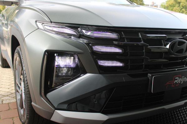 Hyundai Tucson 1.6 T-GDI PHEV 252PK 20TH ANNIVERSARY+SKY *NIEUW* | PANORAMISCH SCHUIF/KANTELDAK | STUUR / STOELVERWARMING | FULL LED KOPLAMPEN | HALF ALCANTARA / LEDER 20TH ANNIVERSARY DESIGN MET GROENE STIKSELS | NAVIGATIE | ADAPTIVE CRUISE CONTROL | DRAADLOOS APPLE CARPLAY / ANDROID AUTO | DRAADLOOS TELEFOONLADER | ELEKTRISCH BEDIENBARE ACHTERKLEP | DODEHOEK DETECTIE | 3 FASE CLIMATE CONTROL | KRELL PREMIUM AUDIO | 19"INCH 20TH ANNIVERSARY VELGEN | ZONWERING IN ACHTER PORTIEREN | PINE GREEN MATTE METALLIC LAK | DEURLIJSTEN MET LUXE AFWERKING | DAKRAILS ZWART |