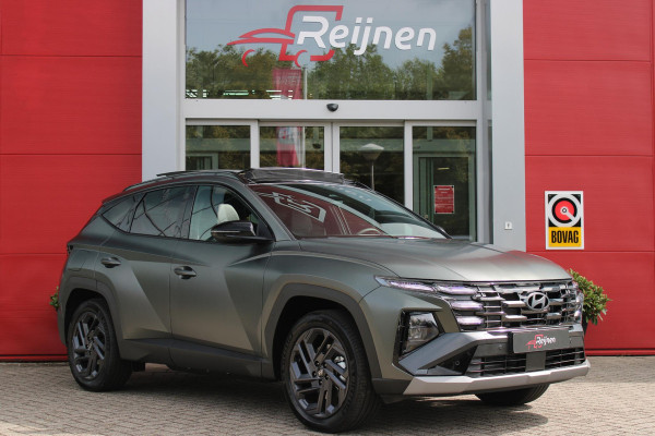 Hyundai Tucson 1.6 T-GDI PHEV 252PK 20TH ANNIVERSARY+SKY *NIEUW* | PANORAMISCH SCHUIF/KANTELDAK | STUUR / STOELVERWARMING | FULL LED KOPLAMPEN | HALF ALCANTARA / LEDER 20TH ANNIVERSARY DESIGN MET GROENE STIKSELS | NAVIGATIE | ADAPTIVE CRUISE CONTROL | DRAADLOOS APPLE CARPLAY / ANDROID AUTO | DRAADLOOS TELEFOONLADER | ELEKTRISCH BEDIENBARE ACHTERKLEP | DODEHOEK DETECTIE | 3 FASE CLIMATE CONTROL | KRELL PREMIUM AUDIO | 19"INCH 20TH ANNIVERSARY VELGEN | ZONWERING IN ACHTER PORTIEREN | PINE GREEN MATTE METALLIC LAK | DEURLIJSTEN MET LUXE AFWERKING | DAKRAILS ZWART |