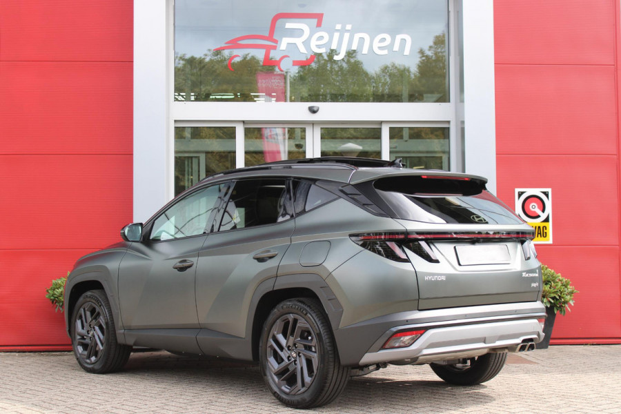 Hyundai Tucson 1.6 T-GDI PHEV 252PK 20TH ANNIVERSARY+SKY *NIEUW* | PANORAMISCH SCHUIF/KANTELDAK | STUUR / STOELVERWARMING | FULL LED KOPLAMPEN | HALF ALCANTARA / LEDER 20TH ANNIVERSARY DESIGN MET GROENE STIKSELS | NAVIGATIE | ADAPTIVE CRUISE CONTROL | DRAADLOOS APPLE CARPLAY / ANDROID AUTO | DRAADLOOS TELEFOONLADER | ELEKTRISCH BEDIENBARE ACHTERKLEP | DODEHOEK DETECTIE | 3 FASE CLIMATE CONTROL | KRELL PREMIUM AUDIO | 19"INCH 20TH ANNIVERSARY VELGEN | ZONWERING IN ACHTER PORTIEREN | PINE GREEN MATTE METALLIC LAK | DEURLIJSTEN MET LUXE AFWERKING | DAKRAILS ZWART |