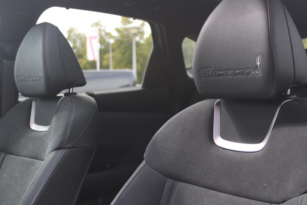 Hyundai Tucson 1.6 T-GDI PHEV 252PK 20TH ANNIVERSARY+SKY *NIEUW* | PANORAMISCH SCHUIF/KANTELDAK | STUUR / STOELVERWARMING | FULL LED KOPLAMPEN | HALF ALCANTARA / LEDER 20TH ANNIVERSARY DESIGN MET GROENE STIKSELS | NAVIGATIE | ADAPTIVE CRUISE CONTROL | DRAADLOOS APPLE CARPLAY / ANDROID AUTO | DRAADLOOS TELEFOONLADER | ELEKTRISCH BEDIENBARE ACHTERKLEP | DODEHOEK DETECTIE | 3 FASE CLIMATE CONTROL | KRELL PREMIUM AUDIO | 19"INCH 20TH ANNIVERSARY VELGEN | ZONWERING IN ACHTER PORTIEREN | PINE GREEN MATTE METALLIC LAK | DEURLIJSTEN MET LUXE AFWERKING | DAKRAILS ZWART |