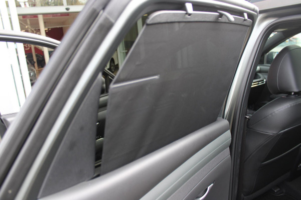 Hyundai Tucson 1.6 T-GDI PHEV 252PK 20TH ANNIVERSARY+SKY *NIEUW* | PANORAMISCH SCHUIF/KANTELDAK | STUUR / STOELVERWARMING | FULL LED KOPLAMPEN | HALF ALCANTARA / LEDER 20TH ANNIVERSARY DESIGN MET GROENE STIKSELS | NAVIGATIE | ADAPTIVE CRUISE CONTROL | DRAADLOOS APPLE CARPLAY / ANDROID AUTO | DRAADLOOS TELEFOONLADER | ELEKTRISCH BEDIENBARE ACHTERKLEP | DODEHOEK DETECTIE | 3 FASE CLIMATE CONTROL | KRELL PREMIUM AUDIO | 19"INCH 20TH ANNIVERSARY VELGEN | ZONWERING IN ACHTER PORTIEREN | PINE GREEN MATTE METALLIC LAK | DEURLIJSTEN MET LUXE AFWERKING | DAKRAILS ZWART |