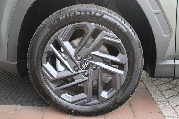 Hyundai Tucson 1.6 T-GDI PHEV 252PK 20TH ANNIVERSARY+SKY *NIEUW* | PANORAMISCH SCHUIF/KANTELDAK | STUUR / STOELVERWARMING | FULL LED KOPLAMPEN | HALF ALCANTARA / LEDER 20TH ANNIVERSARY DESIGN MET GROENE STIKSELS | NAVIGATIE | ADAPTIVE CRUISE CONTROL | DRAADLOOS APPLE CARPLAY / ANDROID AUTO | DRAADLOOS TELEFOONLADER | ELEKTRISCH BEDIENBARE ACHTERKLEP | DODEHOEK DETECTIE | 3 FASE CLIMATE CONTROL | KRELL PREMIUM AUDIO | 19"INCH 20TH ANNIVERSARY VELGEN | ZONWERING IN ACHTER PORTIEREN | PINE GREEN MATTE METALLIC LAK | DEURLIJSTEN MET LUXE AFWERKING | DAKRAILS ZWART |