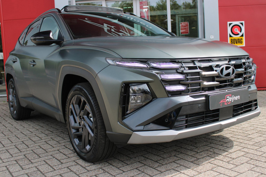 Hyundai Tucson 1.6 T-GDI PHEV 252PK 20TH ANNIVERSARY+SKY *NIEUW* | PANORAMISCH SCHUIF/KANTELDAK | STUUR / STOELVERWARMING | FULL LED KOPLAMPEN | HALF ALCANTARA / LEDER 20TH ANNIVERSARY DESIGN MET GROENE STIKSELS | NAVIGATIE | ADAPTIVE CRUISE CONTROL | DRAADLOOS APPLE CARPLAY / ANDROID AUTO | DRAADLOOS TELEFOONLADER | ELEKTRISCH BEDIENBARE ACHTERKLEP | DODEHOEK DETECTIE | 3 FASE CLIMATE CONTROL | KRELL PREMIUM AUDIO | 19"INCH 20TH ANNIVERSARY VELGEN | ZONWERING IN ACHTER PORTIEREN | PINE GREEN MATTE METALLIC LAK | DEURLIJSTEN MET LUXE AFWERKING | DAKRAILS ZWART |
