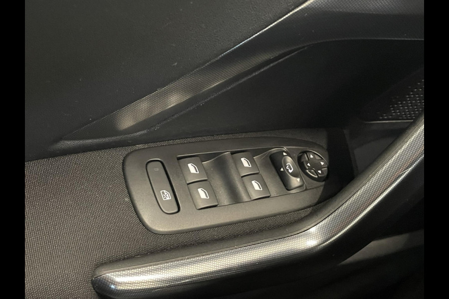 Peugeot 2008 1.2 PureTech Allure Automaat Navigatie Apple Carplay Android Auto Parkeersensoren achter Half leder Cruise Control Climate Control Lichtmetalen velgen